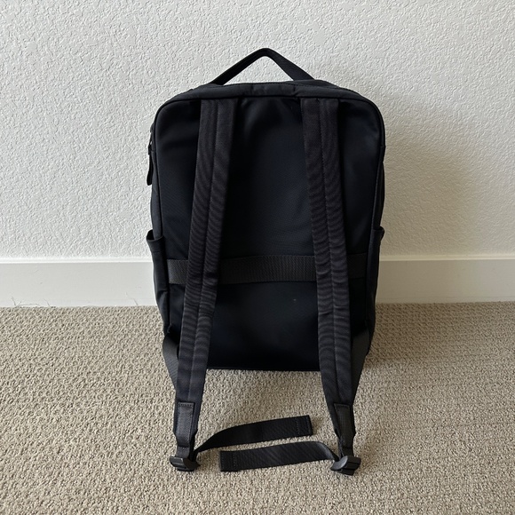 Lululemon Everyday Backpack 2.0 23L Back - Picture 3 of 8